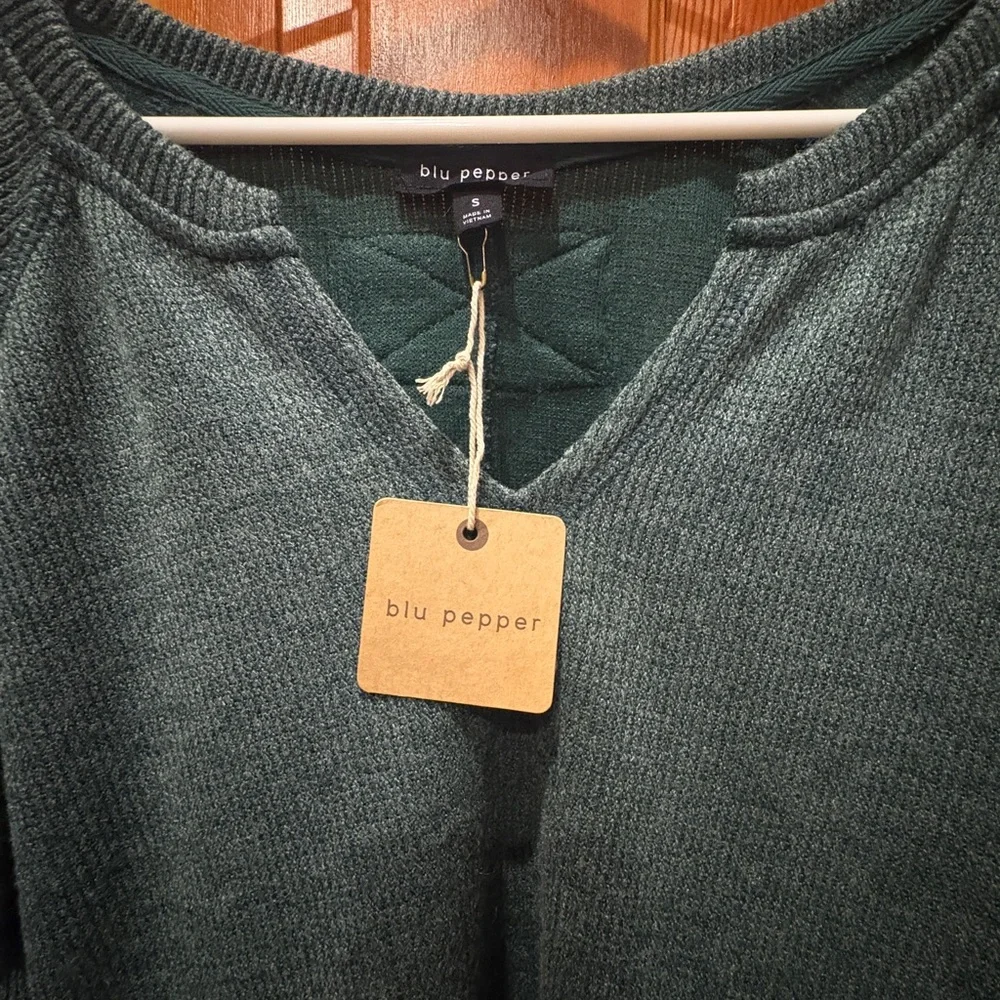 NWT Blu Pepper Split Neck Raglan Top - Picture 3 of 16